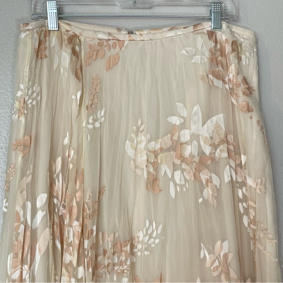 NWT Vince Natural Burnout Floral Silk Like Pleated Midi Skirt in Cream Size 12 - Picture 3 of 10